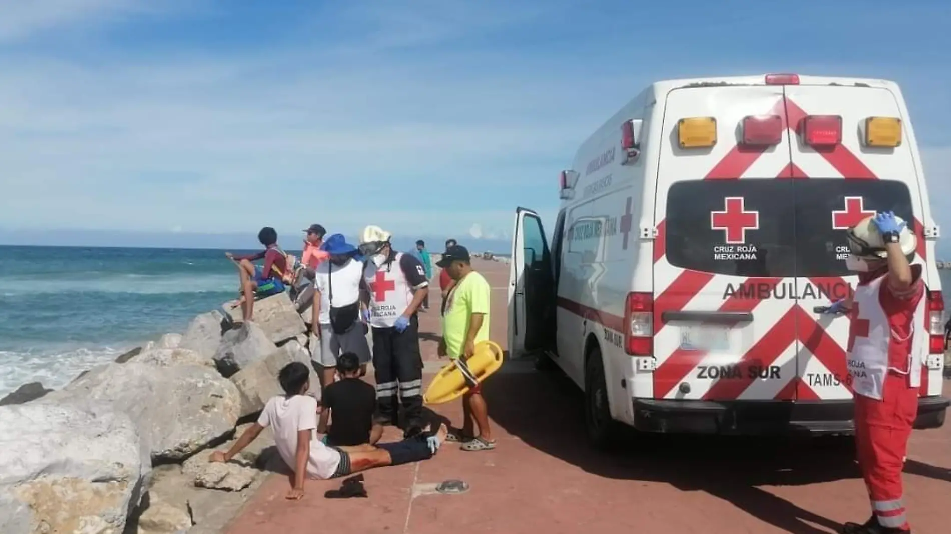 Rescatan a cuatro estudiantes de morir ahogados en playa Miramar Guardavidas de Ciudad Madero